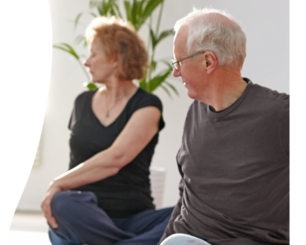 Ältere Menschen in Yogahaltung
